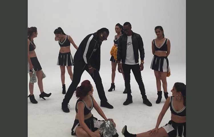 নৃত্য করছেন গেইল।