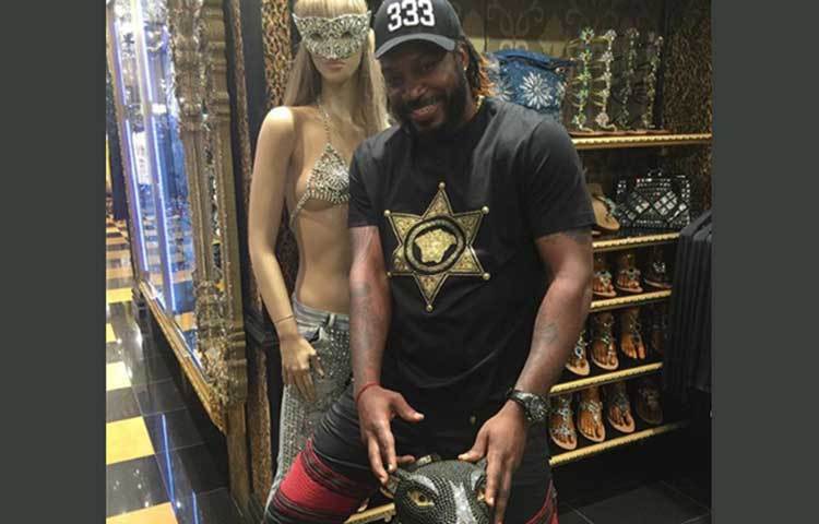 একটু দুষ্টুমিতে মজেছেন গেইল।