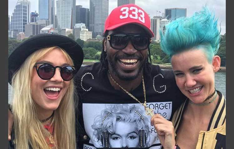 বান্ধবীদের নিয়ে গেইলে উচ্ছ্বল হাসি।