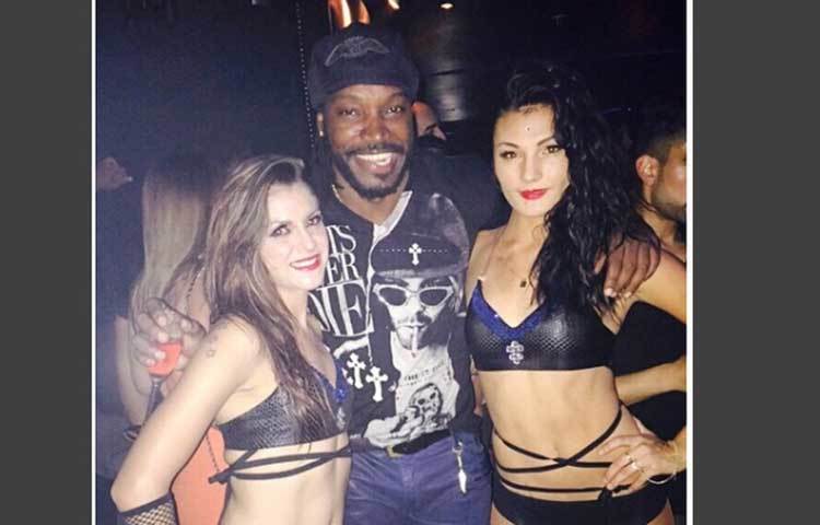 বান্ধবীরাও গেইলের সঙ্গে সময় কাটাতে পেরে আনন্দিত।