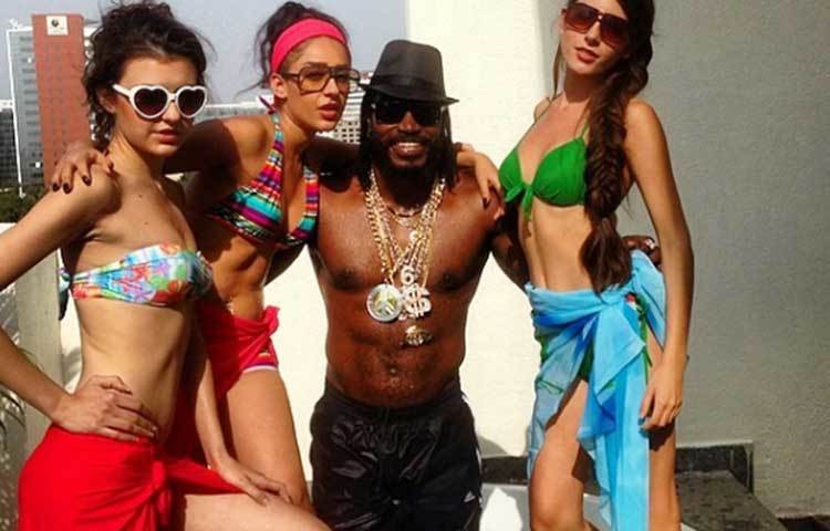 এভাবেই বান্ধবীদের সঙ্গে সময় কাটাতে চান গেইল।