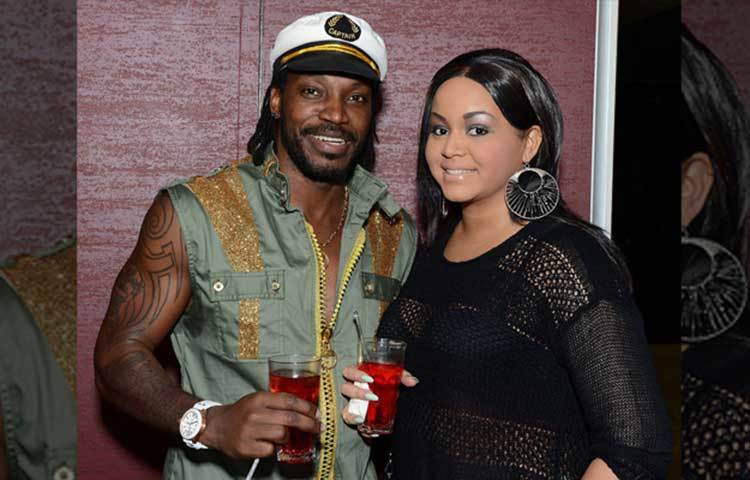 মদ্য পানের মুহূর্তকে ক্যামেরা বন্দি করেছেন গেইল।