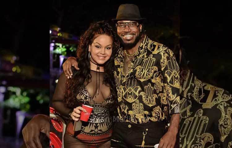 হাস্যোজ্জ্বল ও পরিপাটি মুডে আছেন গেইল।