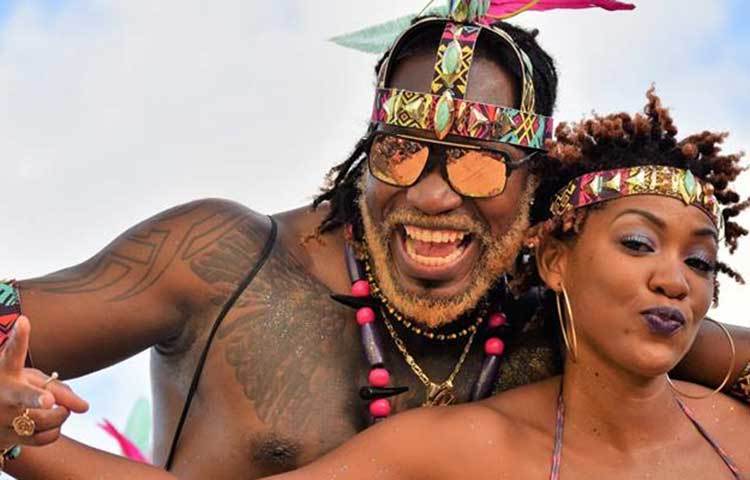 গেইল নাচে গানে জমিয়েছেন সময়টাকে।