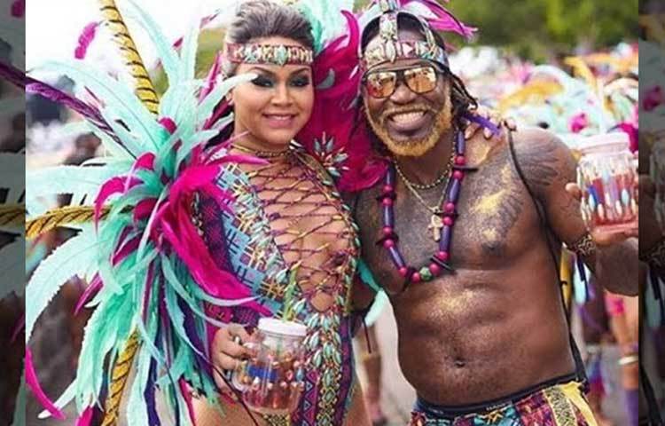 ঐহিত্যবাহী পোশাকে সেজেছেন গেইল ও তার বান্ধবী।