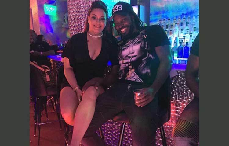 আলো-আঁধারীর মায়াবী ক্ষণে ক্যামেরায় ধারা পরেছেন গেইল।