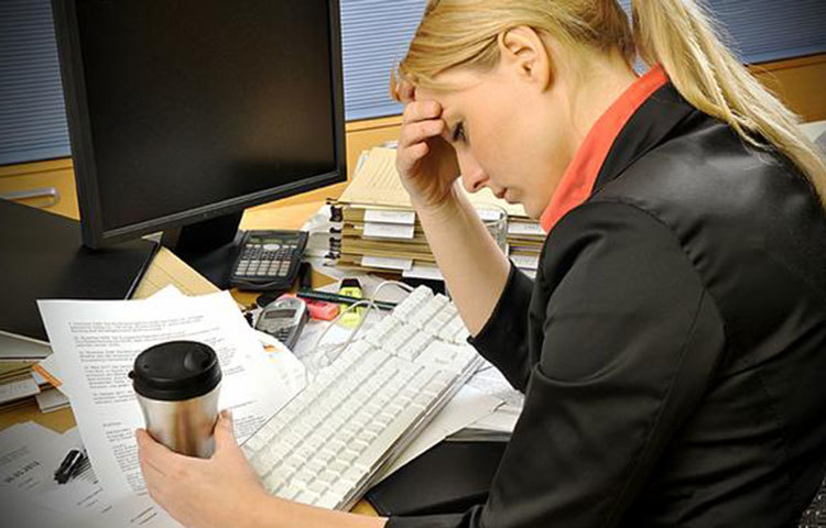 স্ট্রেসকে দূরে রাখুন : স্ট্রেস বা মানসিক চাপের সাথে রয়েছে পেটের ঘনিষ্ঠ সম্পর্ক। তাই যে কোনো সংঘাত এড়িয়ে যতটা সম্ভব ‘স্ট্রেস’ থেকে নিজেকে মুক্ত রাখার চেষ্টা করুন। হালকা খাবার, যথেষ্ট হাঁটাচলা, কিছুটা বিশ্রাম-এভাবেই পেট বা অন্ত্রকে রক্ষা করতে, গ্যাসট্রিককে প্রতিরোধ করতে পারেন।