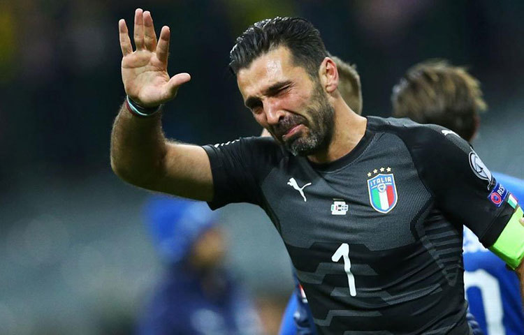 জিয়ানলুইজি বুফন : বিশ্বসেরা অন্যতম গোলরক্ষক জিয়ানলুইজি বুফন। কেউ কেউ তো তাকে ইকার ক্যাসিয়াস এবং লেভ ইয়াসিনদের কাতারেও তুলে নিয়ে আসেন। ২০০৬ বিশ্বকাপের ফাইনালে ফ্রান্সকে হারানোর অন্যতম নায়কই ছিলেন জিয়ানলুইজি বুফন। জিদানের মত কিংবদন্তি ফুটবলারও পরাস্ত করতে পারেননি বুফনকে। সেই জিয়ানলুইজি বুফন এবার বিশ্বকাপে নেই। অবসর না নিলেও নিজের দেশ ইতালিকে বিশ্বকাপে তুলতে ব্যর্থ হয়েছেন তিনি। আবার বয়স হয়েছে ৪০। সুতরাং, আর যে তাকে বিশ্বকাপে দেখা যাবে না এটা নিশ্চিত।