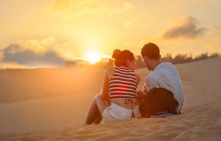 ভালবাসার প্রথম শর্ত, ভালোবাসার মানুষের কাছে কোনও কিছু গোপন রাখা যাবে না। তার কাছে সবসময়ে সৎ থাকার চেষ্টা করুন।