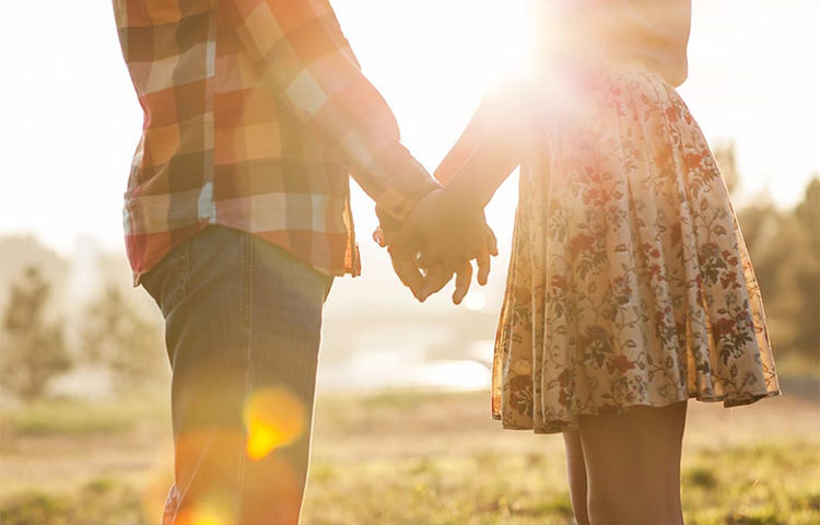 প্রত্যেক নারীই চায় তার মনের মানুষ তার প্রতি যত্নবান হোক। কেয়ারিং বয়ফ্রেন্ড মেয়েরা পছন্দ করে।