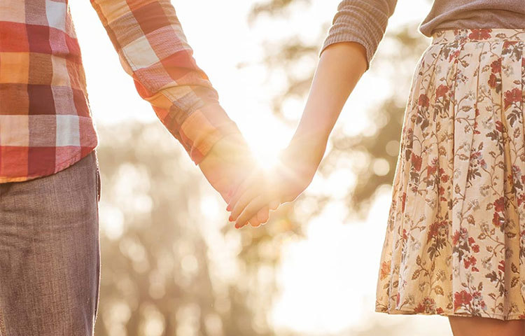 পুরুষদের সেন্স অফ হিউমার মেয়েদের আকৃষ্ট করে। মজার কথাবার্তায় প্রিয় মানুষকে পার্থিব দুঃখ কষ্ট থেকে ভুলিয়ে রাখতে হবে।