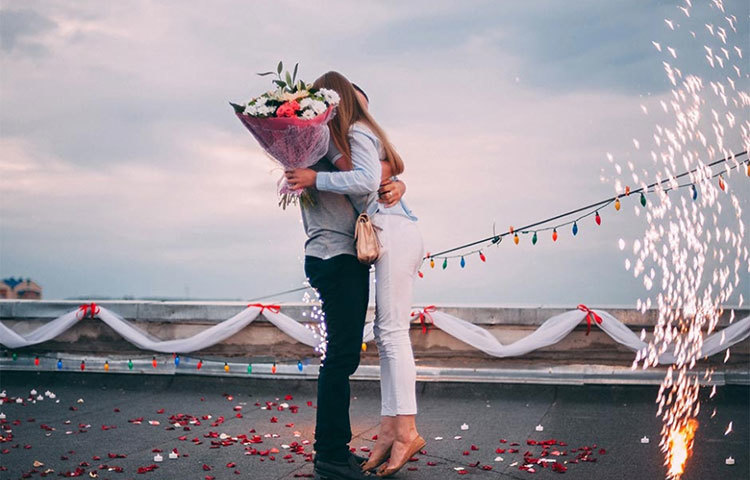 মেয়েদের চোখের দিকে সরাসরি চোখ রেখে কথা বলুন। চোখে চোখ রেখে না বলা অনেক কথা বলে ফেলুন। আবেগপ্রবণ হোন প্রয়োজনে।