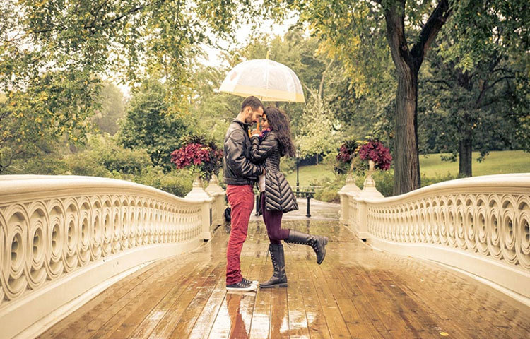 আপনার মনে অনেক কষ্ট থাকতেই পারে। কিন্তু প্রিয় নারীকে কখনও আপনার দুঃখ-কষ্ট বুঝতে দেবেন না। তার সামনে সব সময় হাসি খুশি থাকুন।