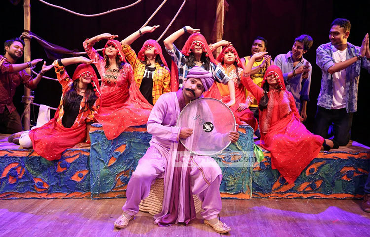 শাকুর মজিদের লেখা, অনন্ত হিরার নির্দেশনায় নাটকটির উদ্বোধনী প্রদর্শনী অনুষ্ঠিত হয়েছে শুক্রবার সন্ধ্যা সাতটায় শিল্পকলা একাডেমির জাতীয় নাট্যশালার মূল মিলনায়তনে। ছবি : মাহবুব আলম