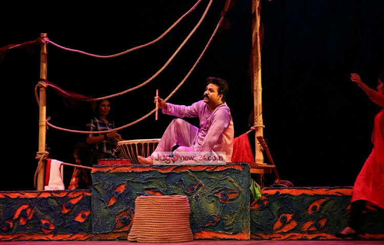 নির্দেশক জানালেন, একালের মানস সরোবরের ভাবনায়, কল্পনায়, মোহে এক শ বছর আগের হাসন রাজাকে দেখাতে চেয়েছেন তারা। গানে আর সংলাপে এগিয়ে যায় গল্প। ছবি : মাহবুব আলম