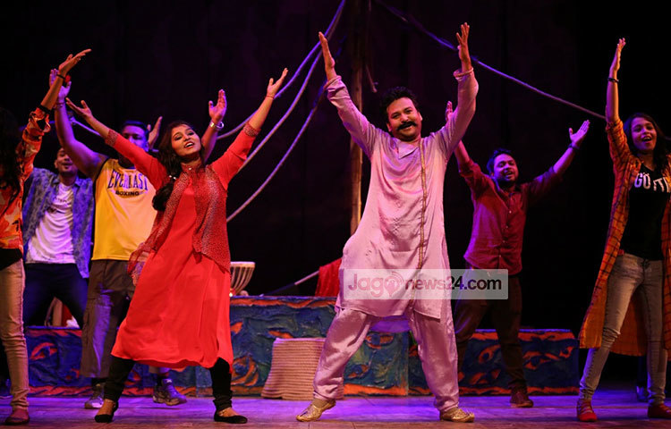 ‘হাছনজানের রাজা’ নাটকের গান-সংলাপ-আলো-ছায়ায় বাংলাদেশে ভাটি অঞ্চল হয়ে উঠেছে মঞ্চ। ছবি : মাহবুব আলম