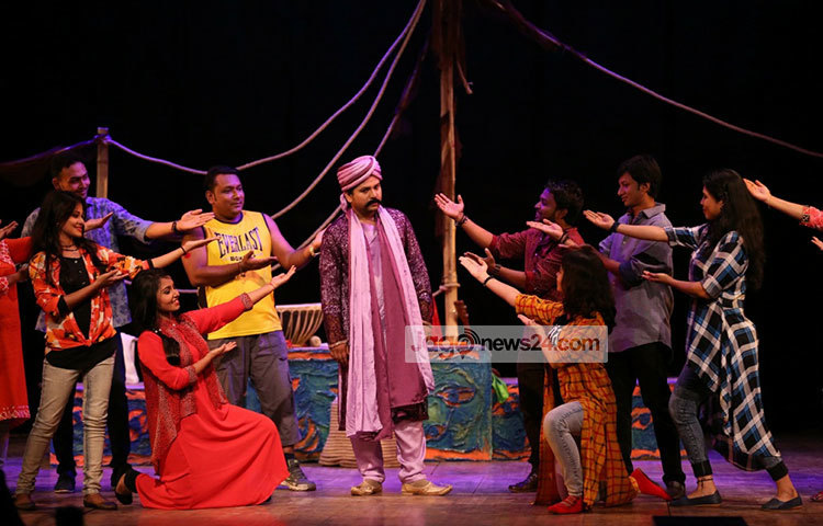 ‘হাছনজানের রাজা’ নাটকে অভিনয় করেছেন রামিজ রাজু, আউয়াল রেজা, মাইনুল তাওহীদ, সাগর রায়, শুভেচ্ছা রহমান, সবুক্তগীন শুভ, জুয়েল রানা প্রমুখ। ছবি : মাহবুব আলম
