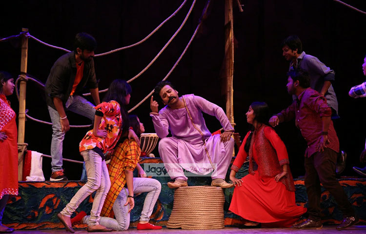 ‘হাছনজানের রাজা’ প্রাঙ্গণেমোরের ১৩ তম প্রযোজনা। নাটকের মঞ্চ পরিকল্পনা করেছেন ফয়েজ জহির। সংগীত পরামর্শক শিল্পী সেলিম চৌধুরী, পরিকল্পনা রামিজ রাজু। ছবি : মাহবুব আলম