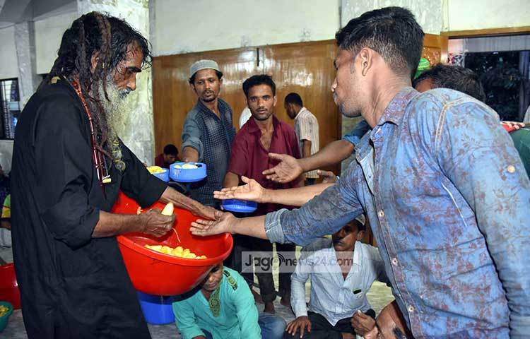 ইফতারের আগে ফল বিতরণ করা হয়েছে। ছবি : বিপ্লব দিক্ষিৎ
