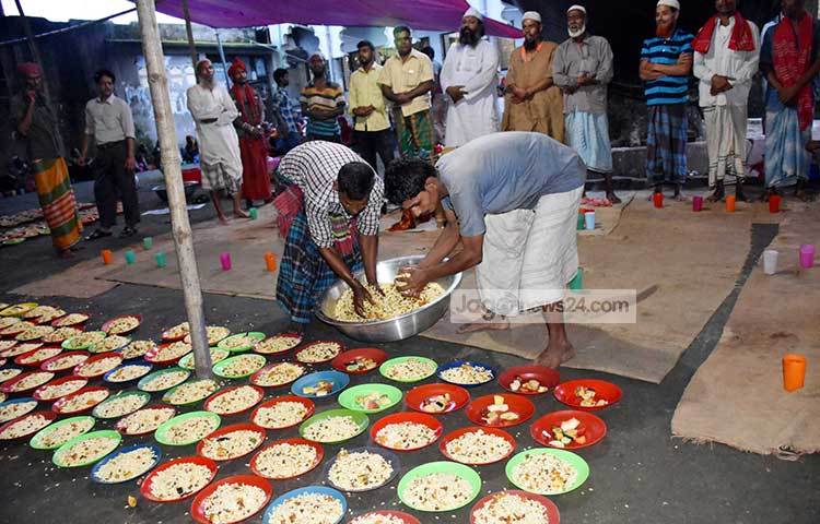 প্লেটে প্লেটে ইফতারি দেয়া হচ্ছে। প্রতিদিন এভাবেই সাজানো হয় ইফতারির পসরা। ছবি : বিপ্লব দিক্ষিৎ