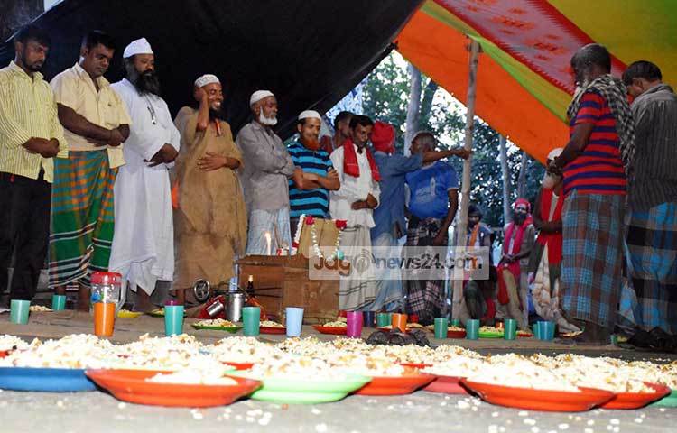 ইফতারের আগে দাঁড়িয়ে সবাই মিলাদ পড়ছেন। ছবি : বিপ্লব দিক্ষিৎ
