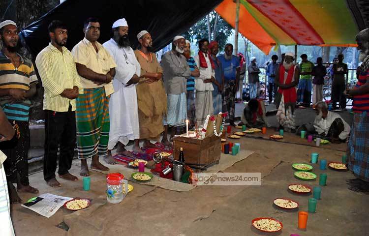 হাইকোর্টের মাজারে এভাবে প্রতিদিন নিম্ন আয়ের মানুষ ইফতারি করতে আসে। ছবি : বিপ্লব দিক্ষিৎ
