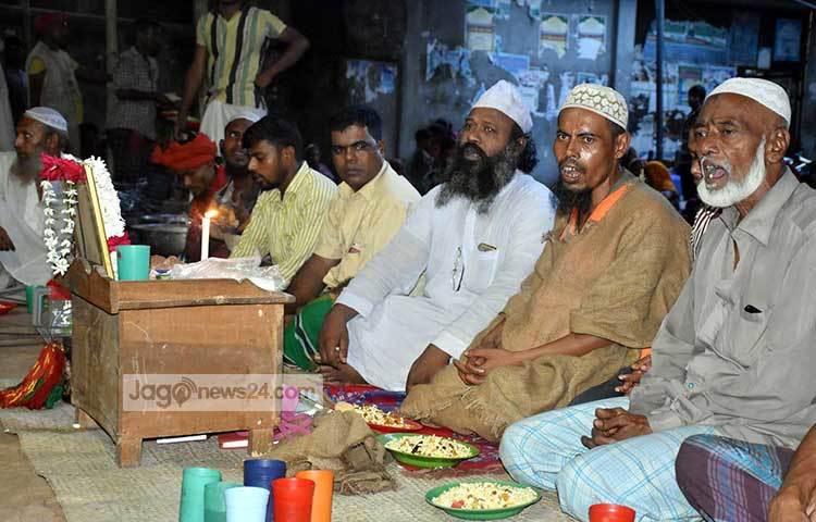 ভবঘুরে ও হাইকোর্ট মাজারের ভক্তরা ইফতারের জন্য অপেক্ষা করছে। ছবি : বিপ্লব দিক্ষিৎ