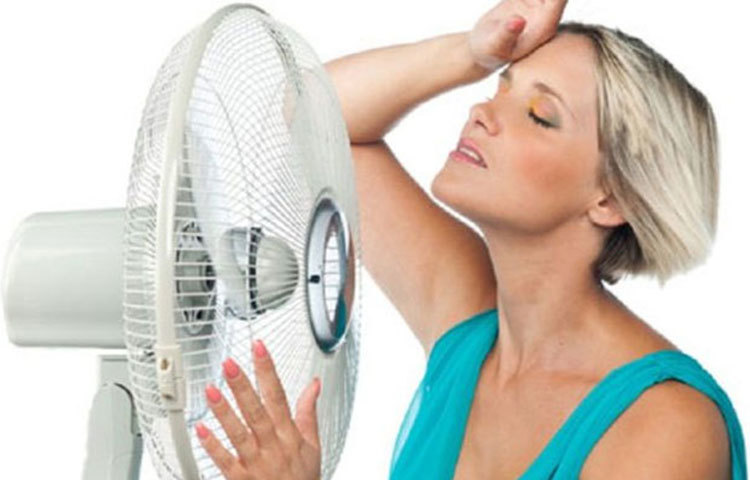 হিট স্ট্রোক হলে প্রচুর পরিমাণে ঘাম হতেও পারে, আবার একেবারে ঘাম না হতেও পারে।