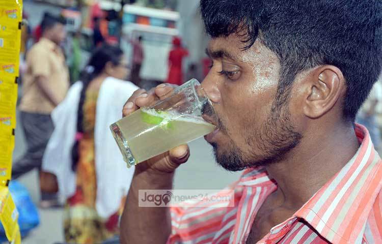 গরমে পিপাসা মেটাতে লেবুর শরবত পান করছেন। ছবি : বিপ্লব দিক্ষিৎ