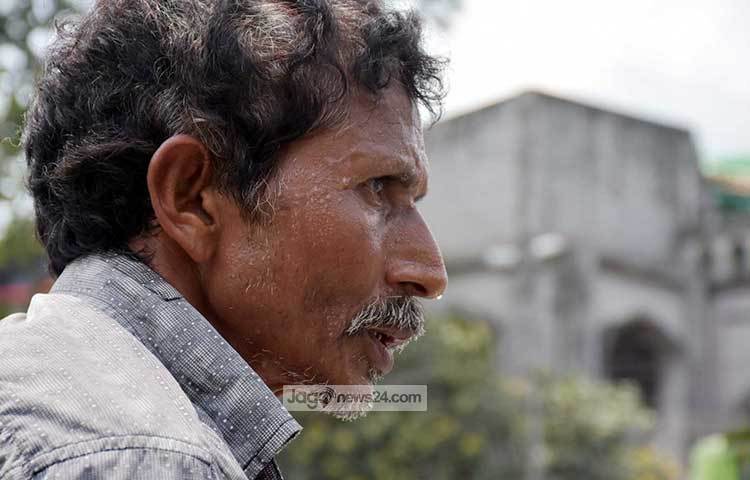 ঘামে ভিজে একাকার হয়ে গেছেন এই রিকশা চালক। ছবি : বিপ্লব দিক্ষিৎ