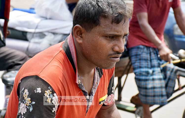 জীবন ও জীবীকার প্রয়োজনে প্রচণ্ড গরমের মাঝেও তপ্ত রাজপথে রিকশা চালাতে হচ্ছে তাদের। ছবি : বিপ্লব দিক্ষিৎ