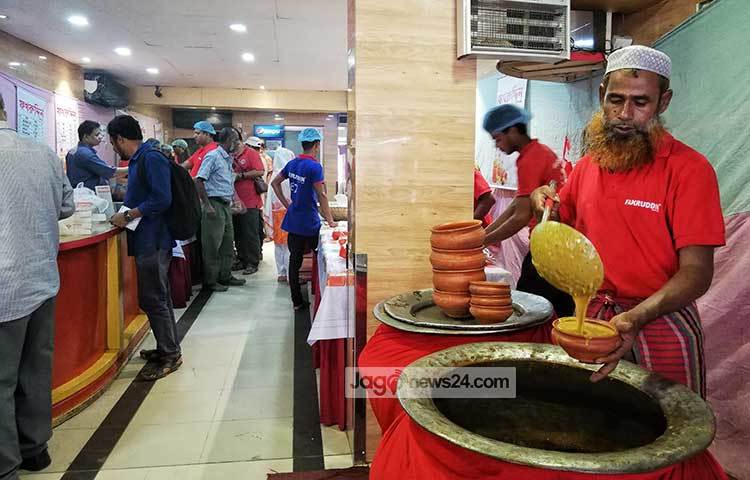 রাজধানীর গুলশান-১-এর ফকরুদ্দীনের শো রুমে বিক্রি হচ্ছে ইফতারি। বিক্রেতা হালিম সাজিয়ে রাখছেন। ছবি : মাহবুব আলম