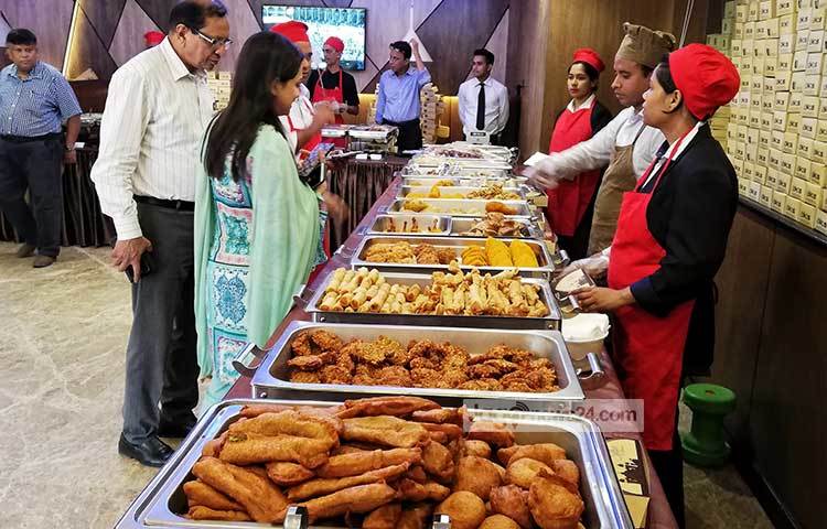 ক্রেতারা বাহারি ইফতারি দেখছেন। নানা ধরনের আয়োজন সাজিয়ে বসেছে বিক্রেতারা। ছবি : মাহবুব আলম