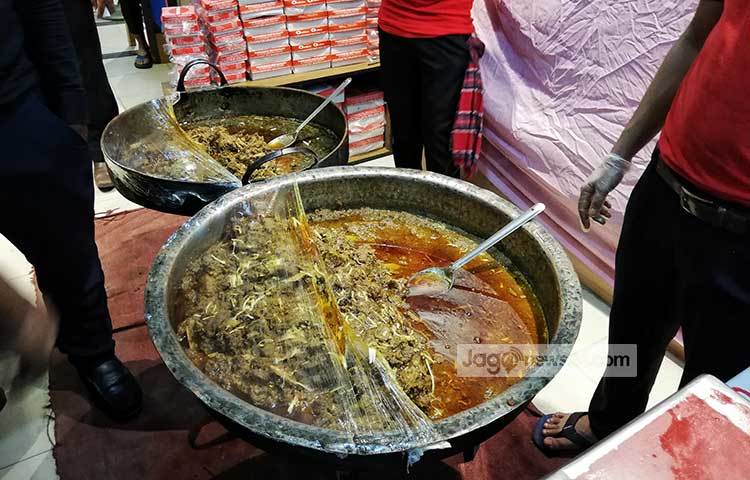 স্বাস্থ্যকর পরিবেশে বিক্রি হচ্ছে ইফতারের প্রতিটি আইটেম। ছবি : মাহবুব আলম