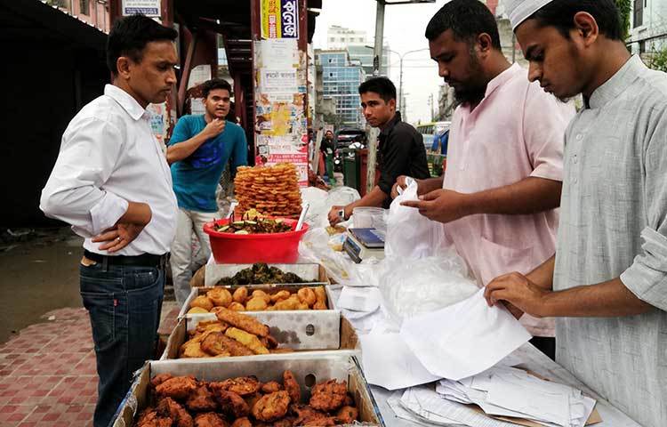 বিক্রি হচ্ছে ইফতারি। দাম একটু কম হওয়ায় রাজধানীর স্বল্প আয়ের মানুষ এসব দোকান থেকে ইফতার কেনেন। ছবি : মাহবুব আলম