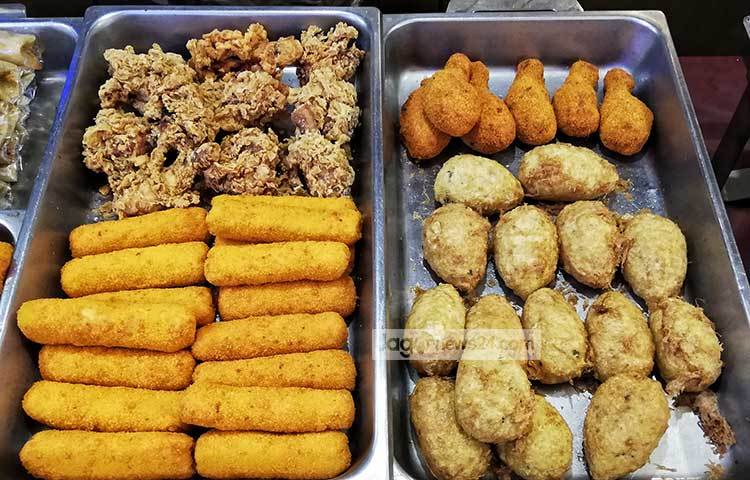 সাজিয়ে রাখা হয়েছে ইফতার সামগ্রী। ছবি : মাহবুব আলম