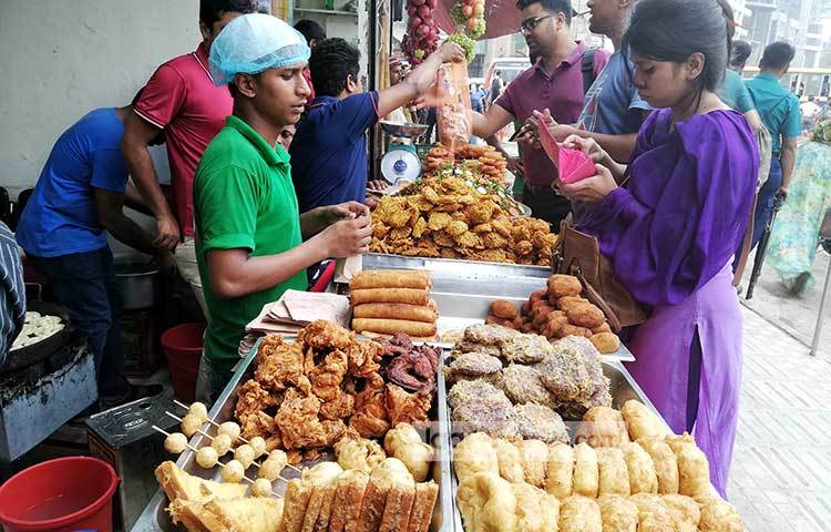 ইফতারি বিক্রির ব্যস্ততা। বিকেল ঘনিয়ে এলেই শুরু হয় এই ব্যস্ততা। ছবি : মাহবুব আলম