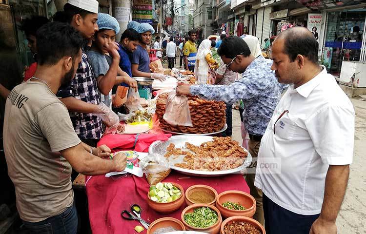 ইফতারির জন্য জিলাপি চাই-ই চাই। তাই জিলাপি কিনছেন ক্রেতারা। ছবি : মাহবুব আলম