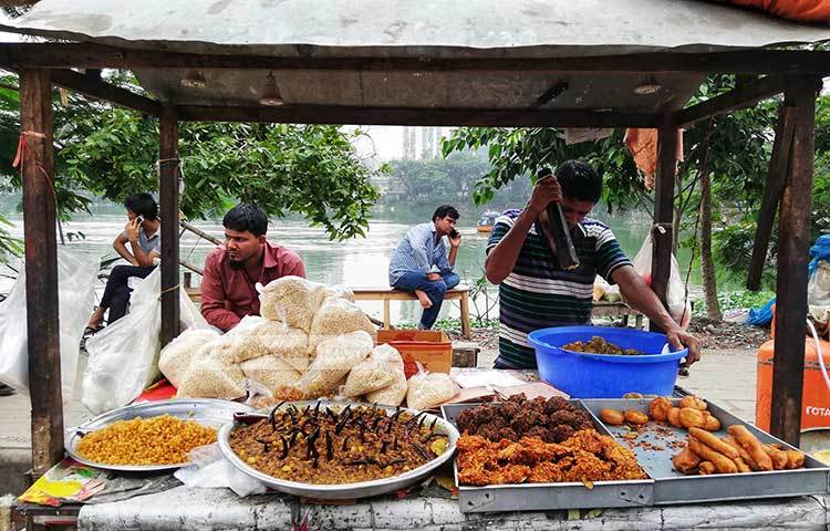 ইফতার সামগ্রী নিয়ে বসে আছেন বিক্রেতা। ছবি : মাহবুব আলম