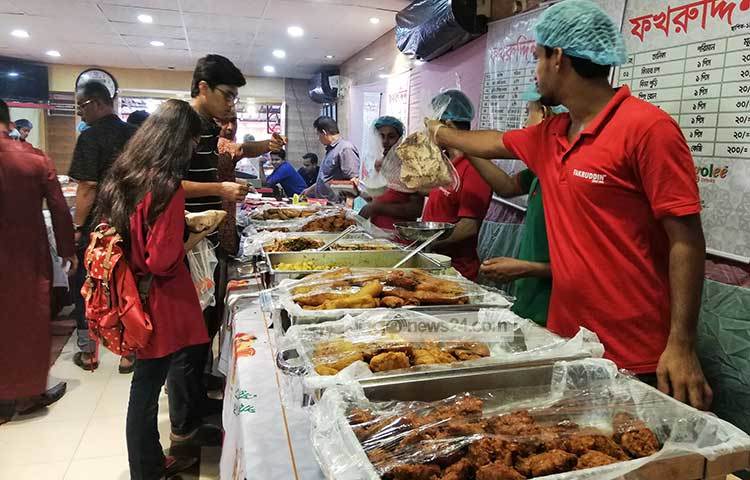 ফকরুদ্দীনের শো রুমে বিক্রি ভালোই হচ্ছে। ছবি : মাহবুব আলম