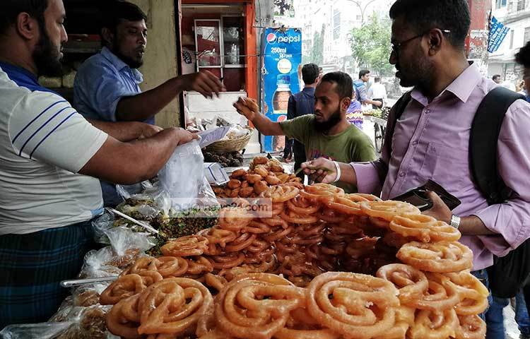 ইফতার বিক্রির ব্যস্ততা। ছবি : মাহবুব আলম