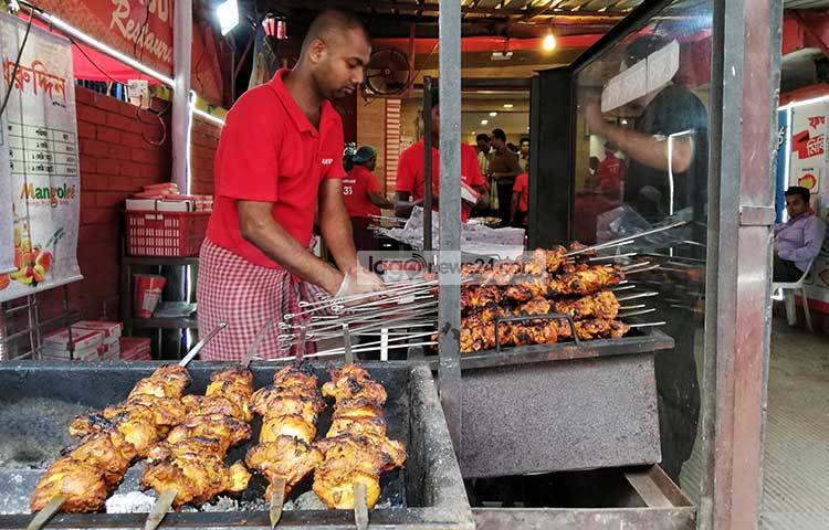 ইফতারির জন্য কাবাব বানানো হচ্ছে। ছবি : মাহবুব আলম