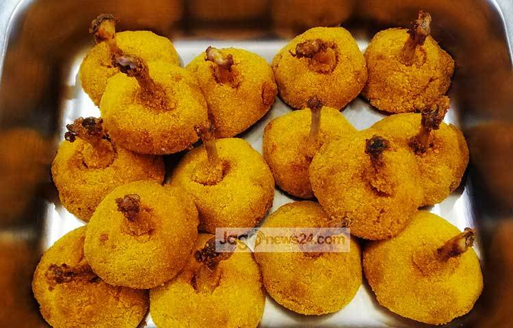 এখানে দাম একটু বেশি হলেও সবাই পছন্দ করে এই ইফতারি কিনছেন। ছবি : মাহবুব আলম