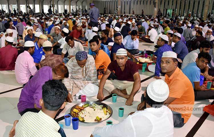 প্রতিদিন জাতীয় মসজিদে কয়েক হাজার মানুষ একত্রে ইফতার করে। ছবি : বিপ্লব দিক্ষিৎ