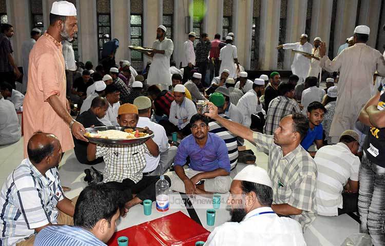 রোজাদারদের মাঝে ইফতার বিতরণ করছেন এক মুসল্লি। ছবি : বিপ্লব দিক্ষিৎ