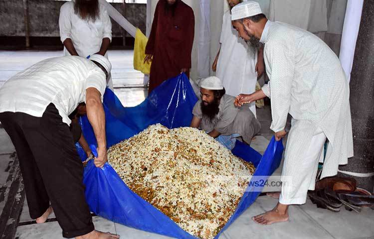 বেগুনি, গুলনি, পিয়াজু, মুড়ির মিশ্রণে ইফতার তৈরি করা হচ্ছে। ছবি : বিপ্লব দিক্ষিৎ