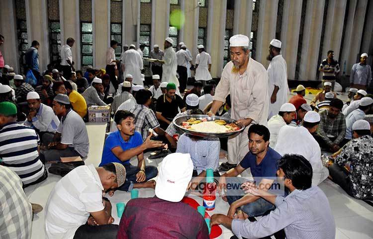 ঢাকার বিভিন্ন স্থান থেকে বায়তুল মোকাররম মসজিদের এ ইফতার করতে ছুটে আসেন অনেক রোজাদার। ছবি : বিপ্লব দিক্ষিৎ