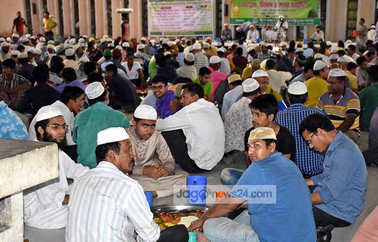 ধনী-গরিব সবাই এক সঙ্গে মিলে জাতীয় মসজিদে ইফতার করছেন। ইসলামিক ফাউন্ডেশনের আয়োজনে এই ইফতারের আয়োজন করা হয়। ছবি : বিপ্লব দিক্ষিৎ