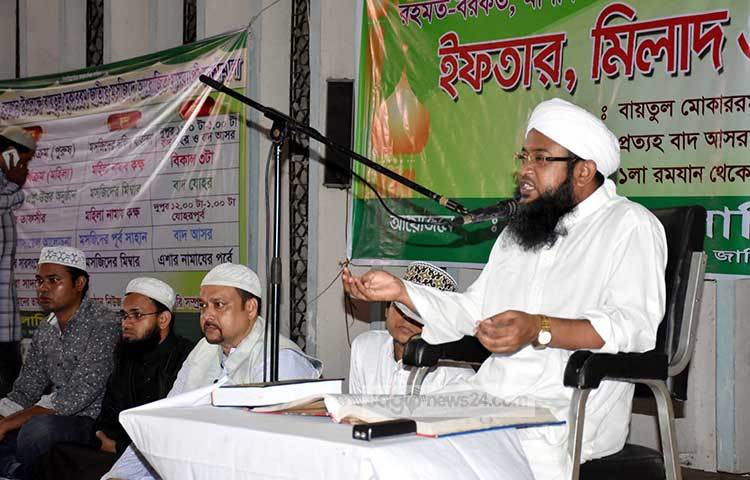ইফতারের আগে বয়ান চলছে। ইফতারকে ঘিরে প্রতিদিন বায়তুল মোকাররমে সাজ সাজ রব পড়ে। ছবি : বিপ্লব দিক্ষিৎ