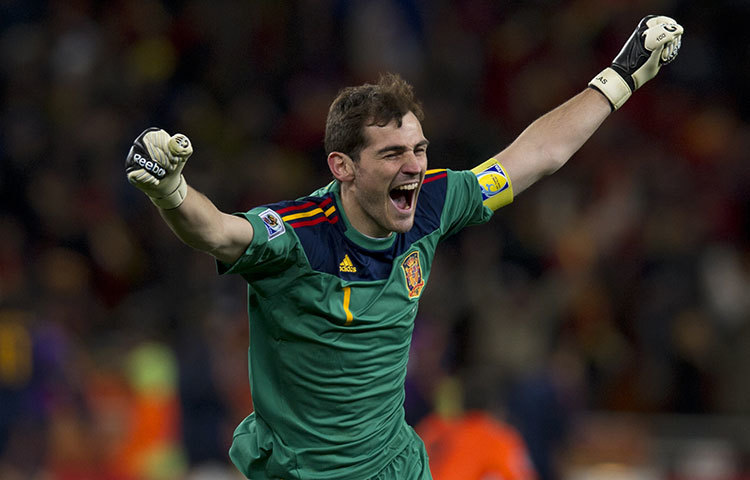 ইকার ক্যাসিয়াস : সর্বকালের অন্যতম সেরা গোলরক্ষক ভাবা হয় ইকার ক্যাসিয়াসকে। স্পেনের সোনালি প্রজন্মের আরেক প্রতিনিধি। ইউরো এবং বিশ্বকাপ জয়ে স্পেন দলকে দিয়েছেন নেতৃত্ব। তার হাতেই উঠেছে ২০০৮ ও ২০১২ ইউরো এবং ২০১০ বিশ্বকাপ শিরোপা। রিয়াল মাদ্রিদে খেলা এই গোলরক্ষকের হাতে এমন কোনো ট্রফি নেই যে যা ওঠেনি। ২০০০ সাল থেকে স্পেন জাতীয় দলের হয়ে খেললেও এবারের বিশ্বকাপে ক্যাসিয়াসকে দেখা না যাওয়ার সম্ভাবনাই বেশি। যদিও তিনি অবসরের ঘোষণা দেননি এখনও